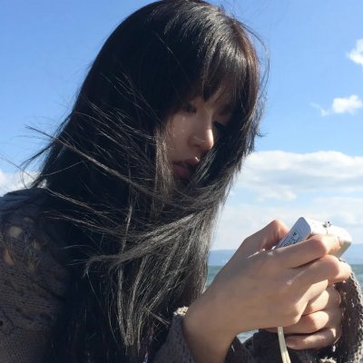 当她换上泳衣